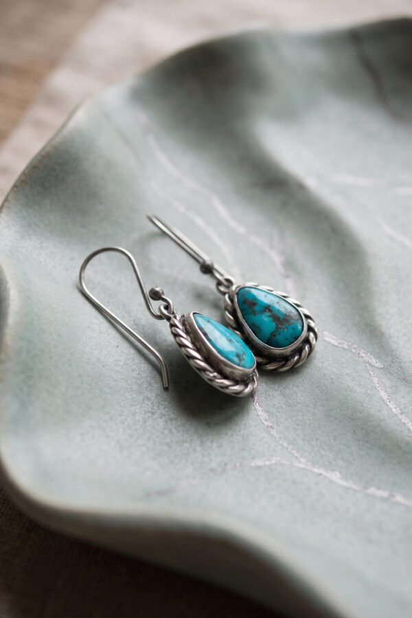 Joyería artesanal : aretes de turquesa y plata en bisel de gota trenzada medianos
