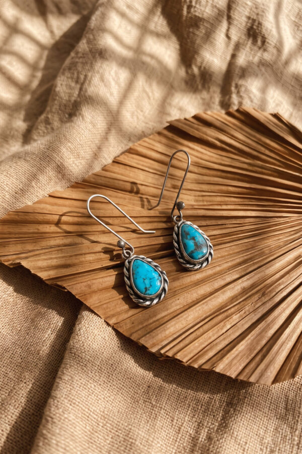 Joyería artesanal : aretes de turquesa y plata en bisel de gota trenzada medianos