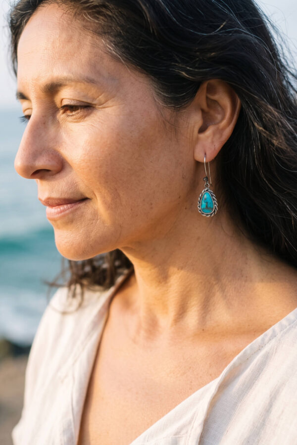 Joyería artesanal : aretes de turquesa y plata en bisel de gota trenzada medianos
