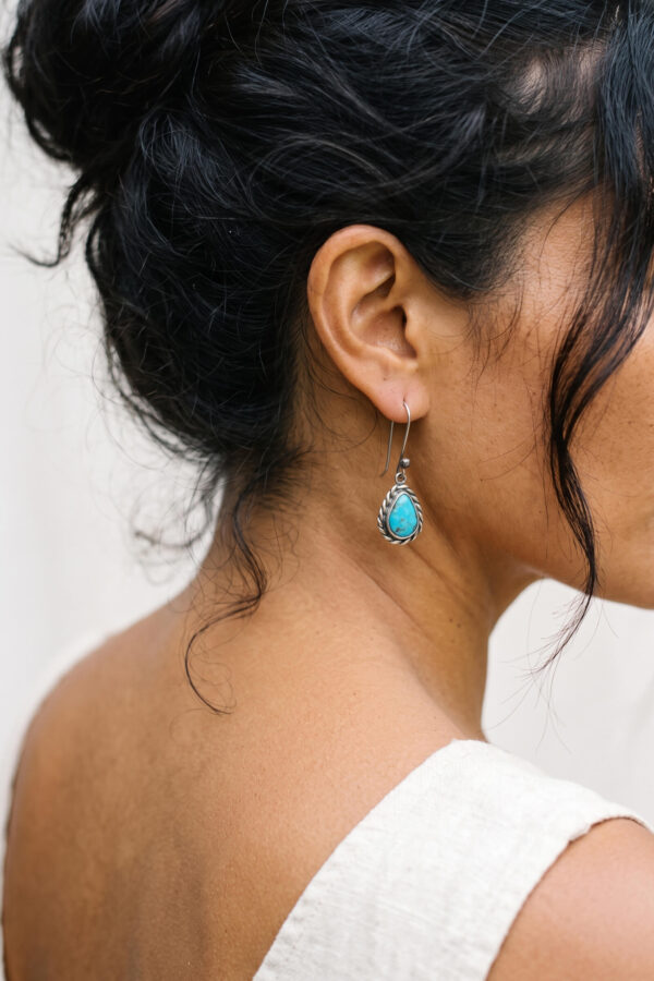 Joyería artesanal : aretes de turquesa y plata en bisel de gota trenzada medianos