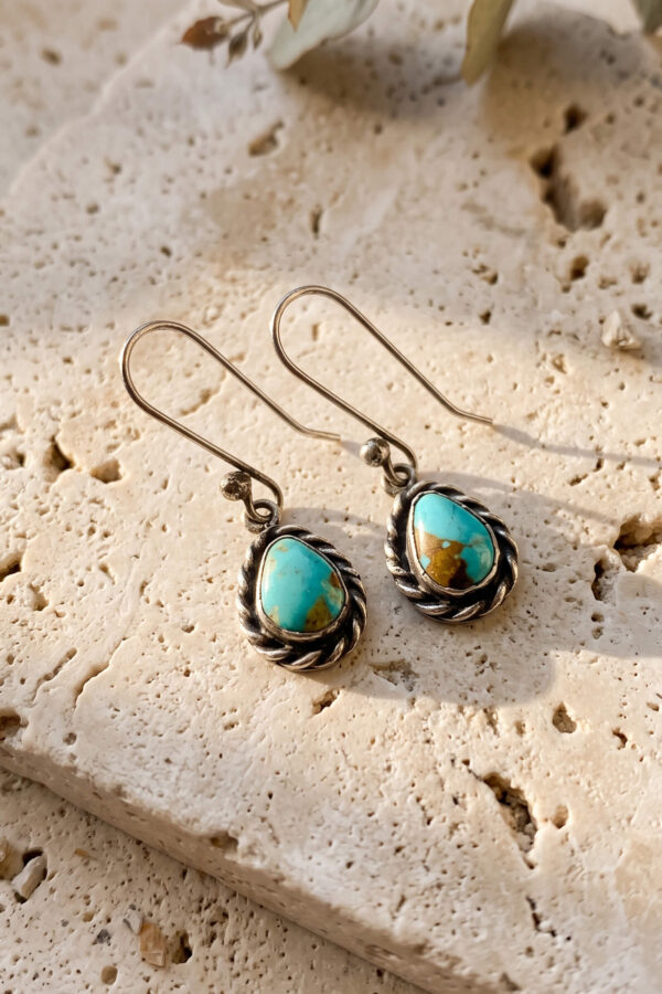 Joyería artesanal : aretes de turquesa y plata en bisel gota trenzada petite