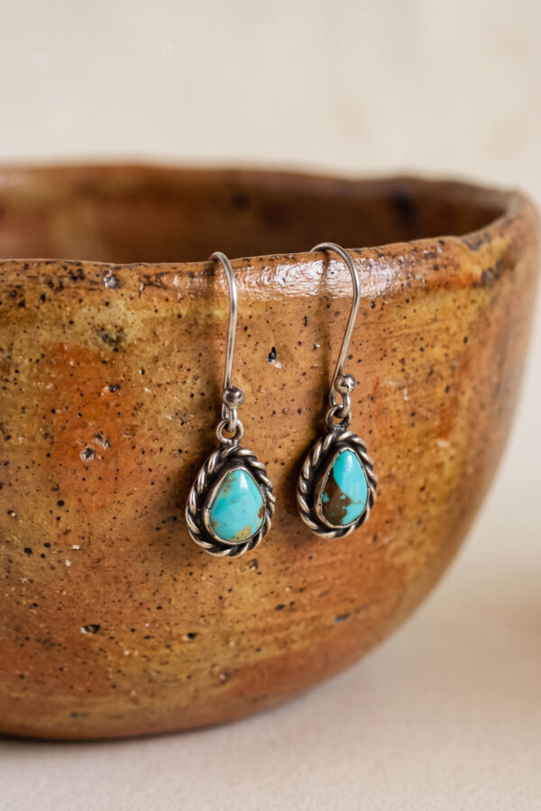 Joyería artesanal : aretes de turquesa y plata en bisel gota trenzada petite