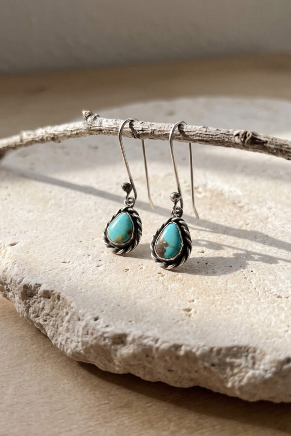 Joyería artesanal : aretes de turquesa y plata en bisel gota trenzada petite