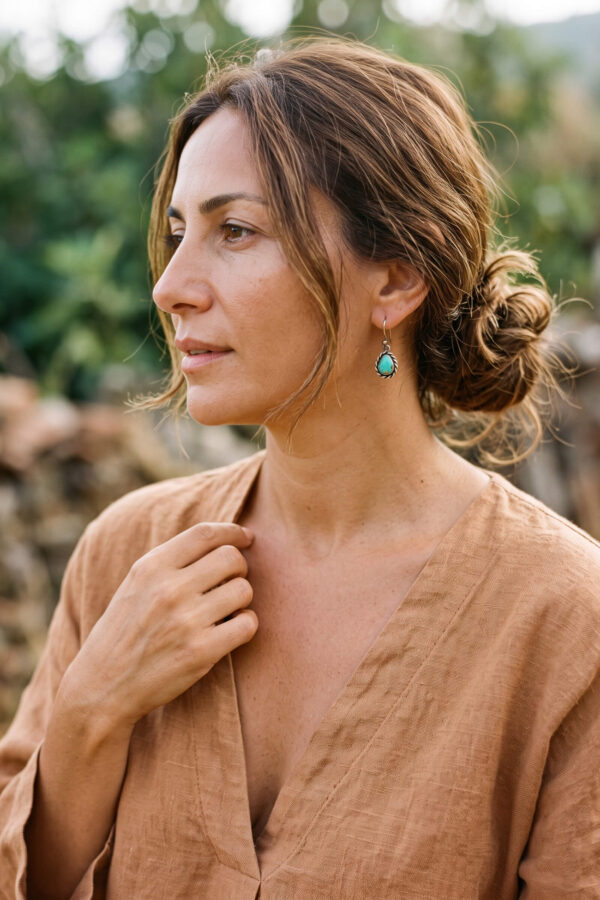 Joyería artesanal : aretes de turquesa y plata en bisel gota trenzada petite