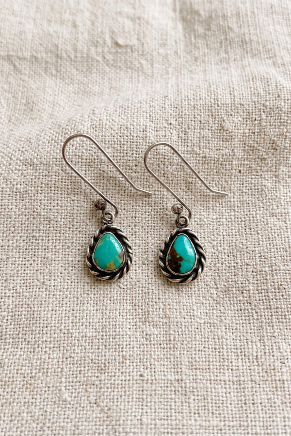Joyería artesanal : aretes de turquesa y plata en bisel gota trenzada petite
