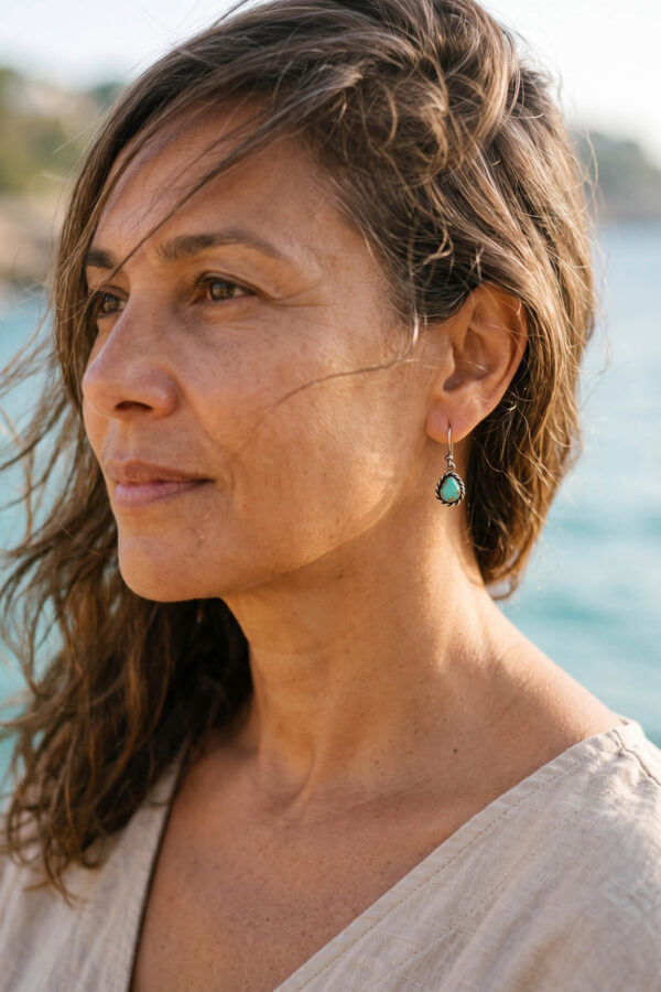 Joyería artesanal : aretes de turquesa y plata en bisel gota trenzada petite