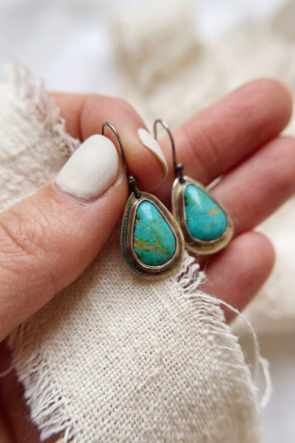 Aretes artesanales de turquesa y plata en forma de gota