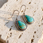 Aretes artesanales de turquesa y plata en forma de gota