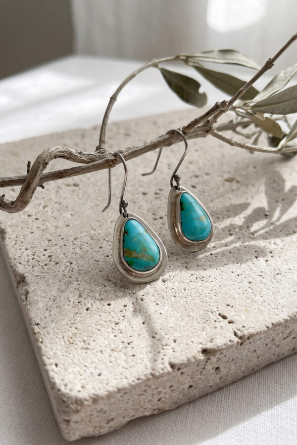 Aretes artesanales de turquesa y plata en forma de gota