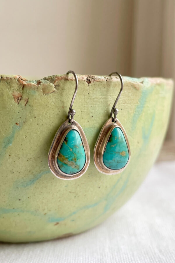 Aretes artesanales de turquesa y plata en forma de gota
