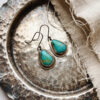 Aretes artesanales de turquesa y plata en forma de gota