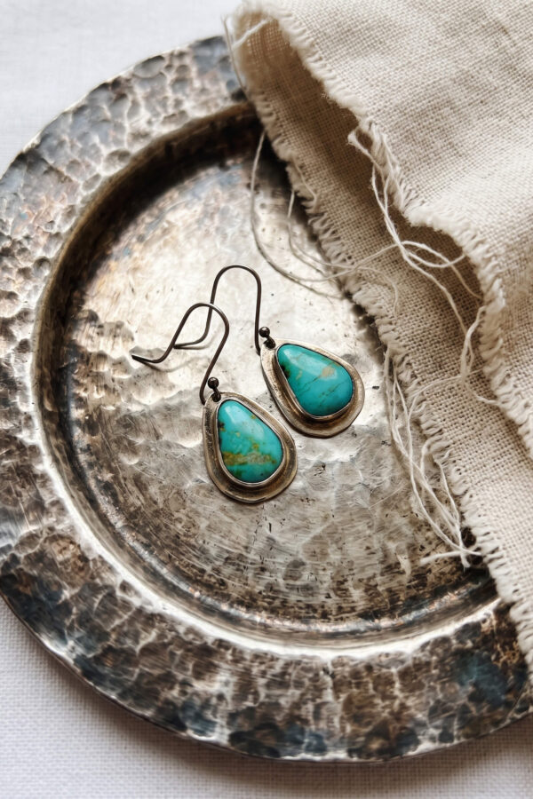 Aretes artesanales de turquesa y plata en forma de gota