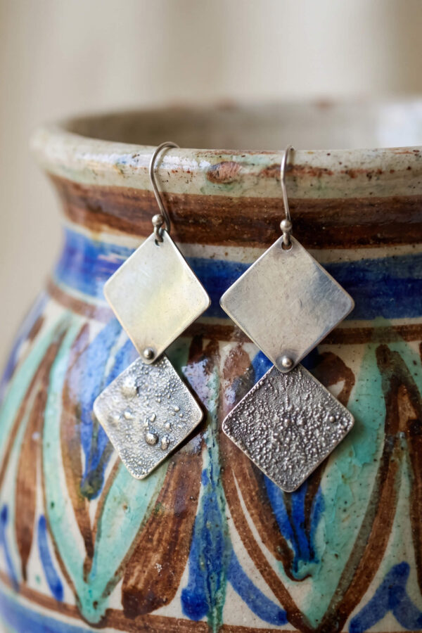 Joyería artesanal : aretes de plata forjada a mano dos rombos