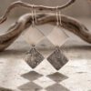 Joyería artesanal : aretes de plata forjada a mano dos rombos