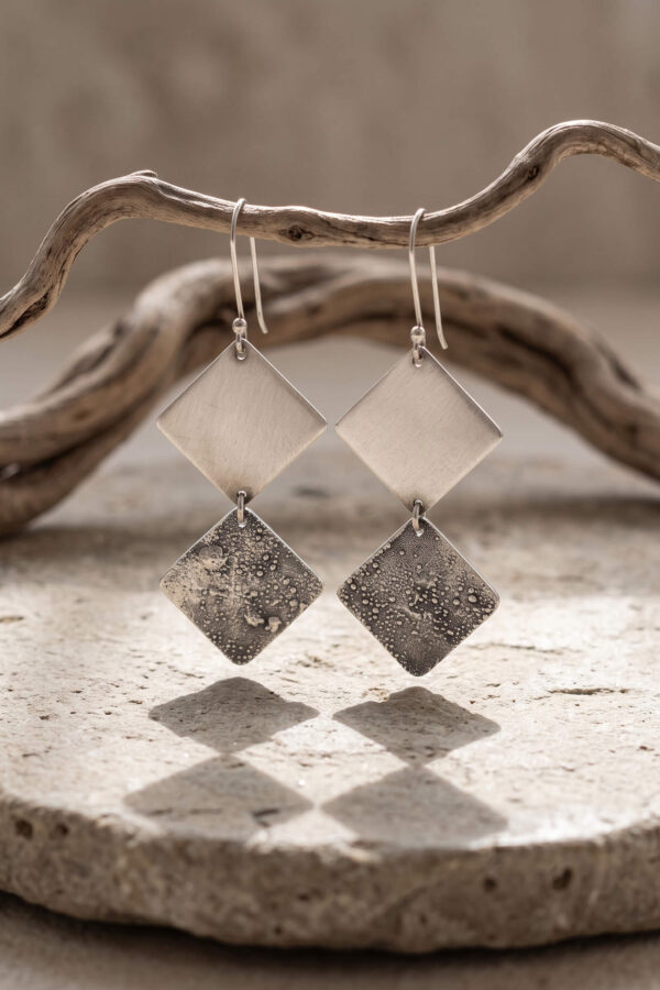 Joyería artesanal : aretes de plata forjada a mano dos rombos