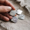 Joyería artesanal : aretes de plata forjada a mano dos rombos
