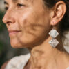 Joyería artesanal : aretes de plata forjada a mano dos rombos