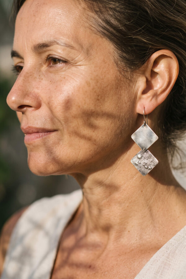 Joyería artesanal : aretes de plata forjada a mano dos rombos