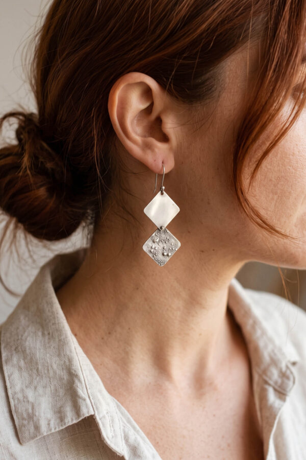 Joyería artesanal : aretes de plata forjada a mano dos rombos