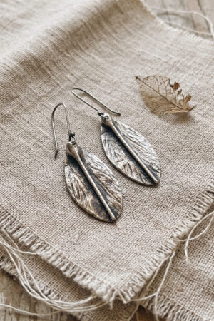 Joyería artesanal : aretes de plata labrada a mano en forma de hoja