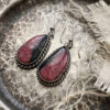 Joyería artesanal : aretes de rodonita rosa y negro y bisel de plata trenzada en forma de lágrima