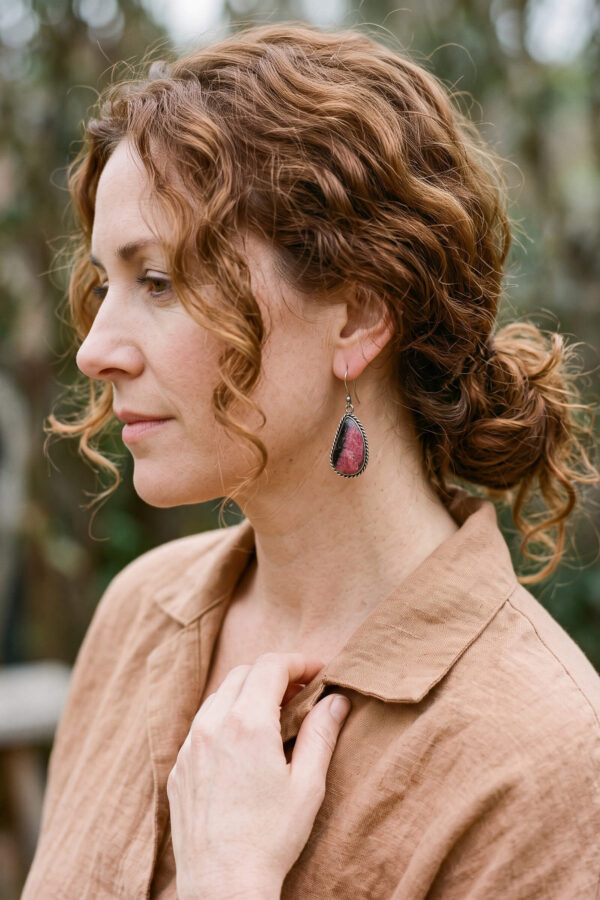 Joyería artesanal : aretes de rodonita rosa y negro y bisel de plata trenzada en forma de lágrima