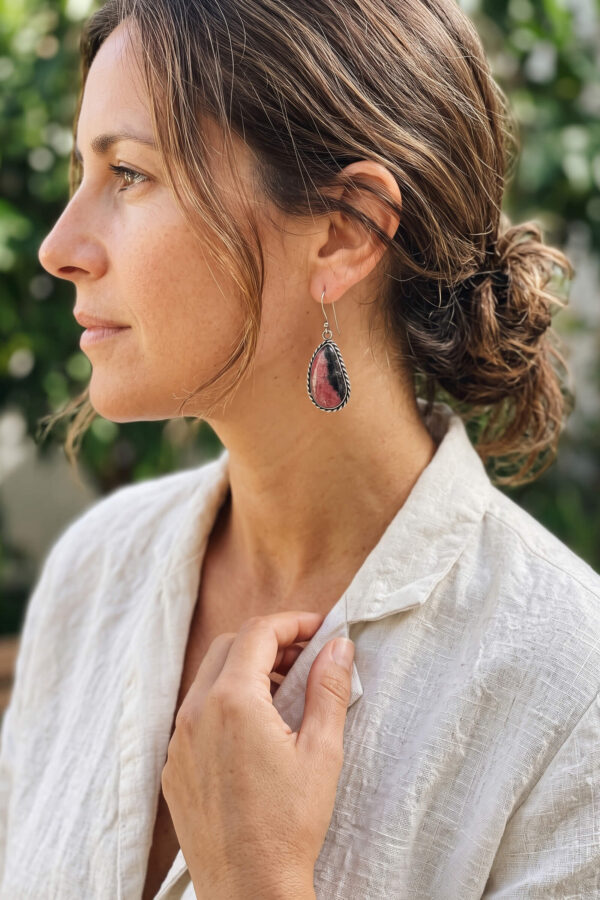 Joyería artesanal : aretes de rodonita rosa y negro y bisel de plata trenzada en forma de lágrima