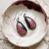 Joyería artesanal : aretes de rodonita rosa y negro y bisel de plata trenzada en forma de lágrima