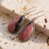 Joyería artesanal : aretes de rodonita rosa y negro y bisel de plata trenzada en forma de lágrima
