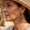 Joyería artesanal : aretes de rodonita rosa y negro y bisel de plata trenzada en forma de lágrima