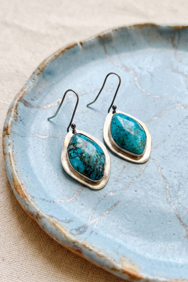 Joyería artesanal : aretes de turquesa y plata de marquesa cincelada en forma de rombos