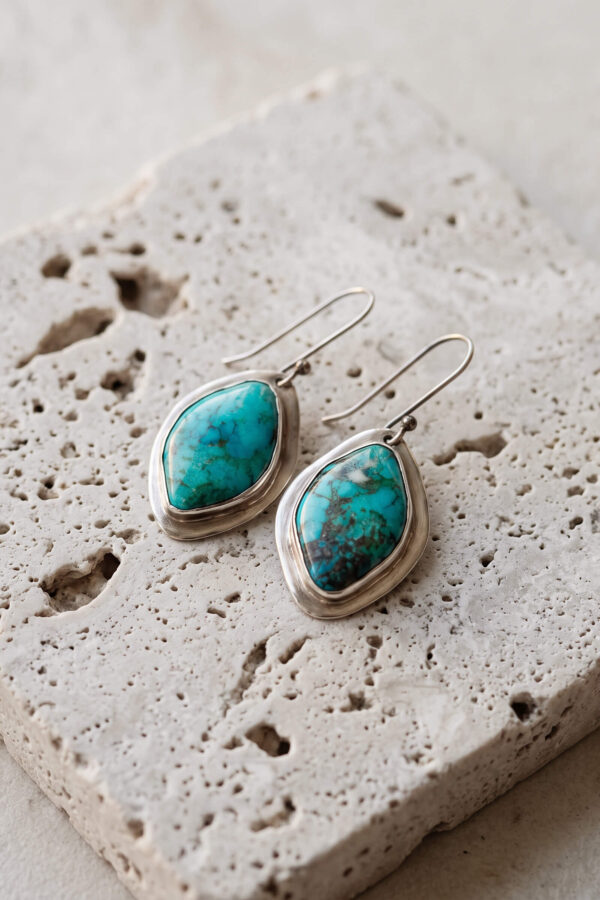 Joyería artesanal : aretes de turquesa y plata de marquesa cincelada en forma de rombos