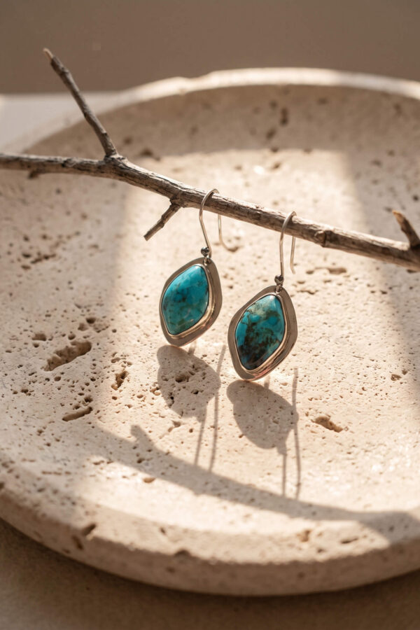 Joyería artesanal : aretes de turquesa y plata de marquesa cincelada en forma de rombos
