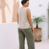 Mujer vistiendo blusa de tirantes en lino color avena