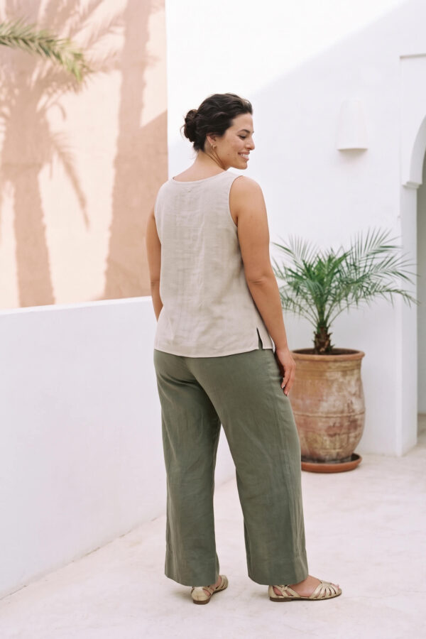 Mujer vistiendo blusa de tirantes en lino color avena