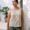 Mujer vistiendo blusa de tirantes en lino color avena
