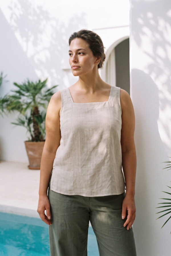 Mujer vistiendo blusa de tirantes en lino color avena