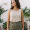 Mujer vistiendo blusa de tirantes en lino color avena