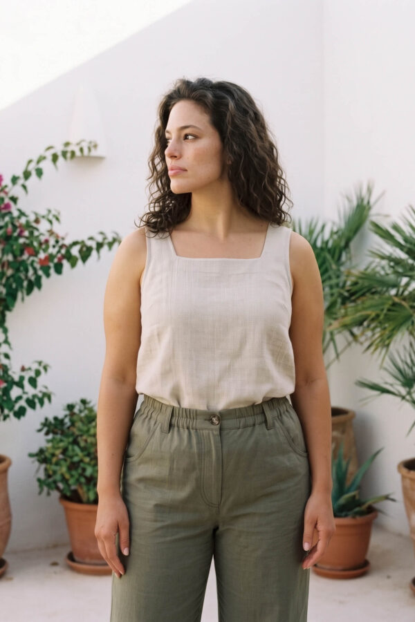 Mujer vistiendo blusa de tirantes en lino color avena