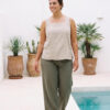 Mujer vistiendo blusa de tirantes en lino color avena