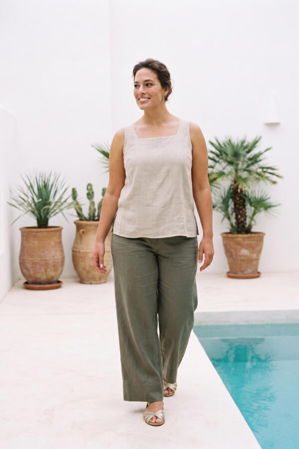 Mujer vistiendo blusa de tirantes en lino color avena