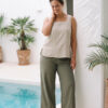 Mujer vistiendo blusa de tirantes en lino color avena