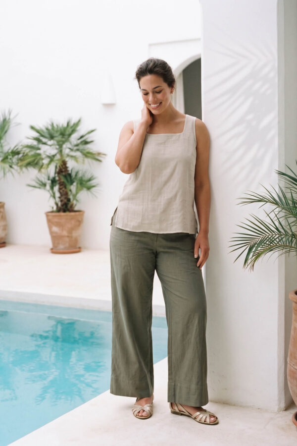 Mujer vistiendo blusa de tirantes en lino color avena