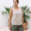 Mujer vistiendo blusa de tirantes en lino color avena