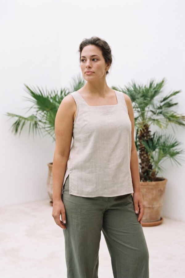 Mujer vistiendo blusa de tirantes en lino color avena