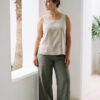 Mujer vistiendo blusa de tirantes en lino color avena