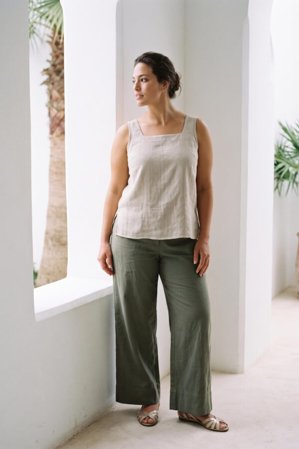 Mujer vistiendo blusa de tirantes en lino color avena