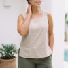 Mujer vistiendo blusa de tirantes en lino color avena