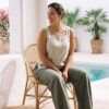 Mujer vistiendo blusa de tirantes en lino color avena