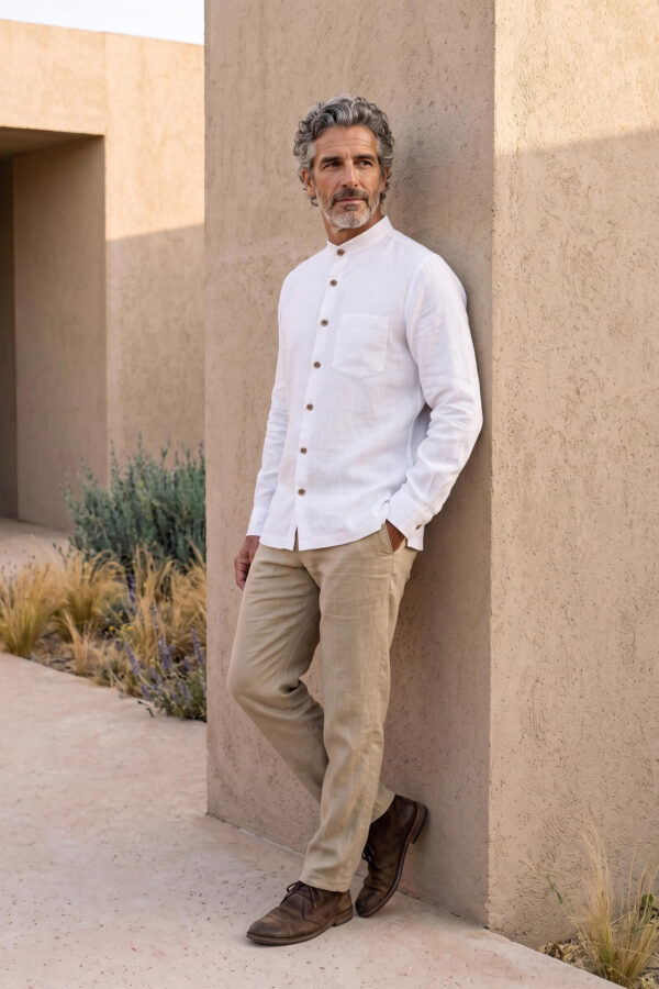 Hombre vistiendo camisa blanca de manga larga y cuello Mao en lino natural